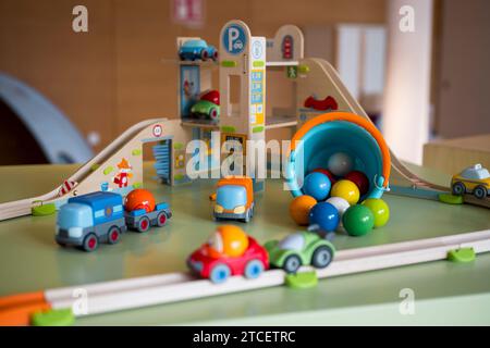 Bad Rodach, Allemagne. 12 décembre 2023. Les jouets en bois HABA sont exposés dans le showroom HABA. Le fabricant de jouets et de meubles en difficulté supprime environ 500 emplois. Crédit : Daniel Vogl/dpa/Alamy Live News Banque D'Images