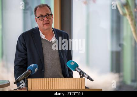 Bad Rodach, Allemagne. 12 décembre 2023. Martin Mucha, représentant en chef, intervient lors de la conférence de presse sur le réalignement prévu du fabricant de jouets et de meubles HABA. Crédit : Daniel Vogl/dpa/Alamy Live News Banque D'Images