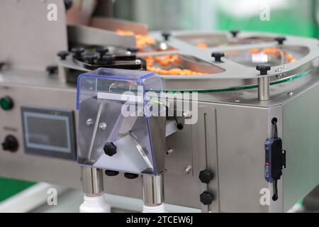 Machine automatique de comptage de comprimés et de remplissage de bouteilles. Mise au point sélective. Banque D'Images