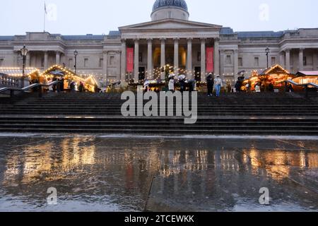 Trafalgar Square, Londres, Royaume-Uni. 12 décembre 2023. Fortes pluies à Londres sur le marché de Noël à Trafalgar Square. Crédit : Matthew Chattle/Alamy Live News Banque D'Images