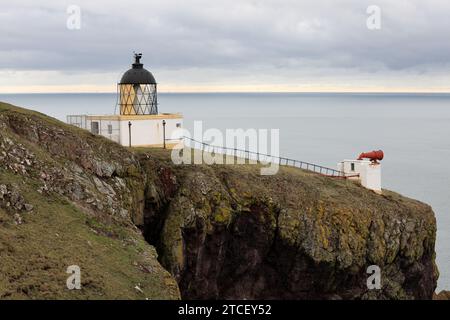 Phare de St Abbs Head, avec des éoliennes en arrière-plan, St Abbs, Berwickshire, Écosse, Royaume-Uni Banque D'Images