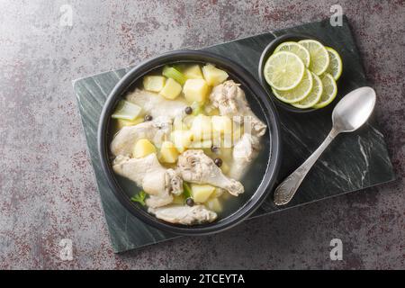 Chicken Souse est une soupe bahamienne composée de bouillon clair où la viande et les légumes sont bouillis dans le jus d'agrumes frais closeup sur t Banque D'Images