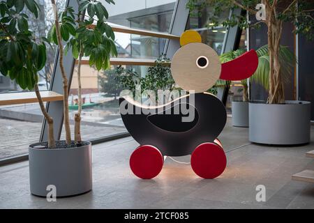 Bad Rodach, Allemagne. 12 décembre 2023. Un canard en bois illuminé se dresse dans le foyer du groupe HABA. Crédit : Daniel Vogl/dpa/Alamy Live News Banque D'Images