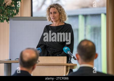 Bad Rodach, Allemagne. 12 décembre 2023. Stefanie Frieß, directrice des ventes et du marketing de HABA, lors de la conférence de presse sur le réalignement prévu du fabricant de jouets et de meubles. Crédit : Daniel Vogl/dpa/Alamy Live News Banque D'Images