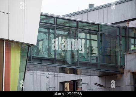 Bad Rodach, Allemagne. 12 décembre 2023. Le logo HABA peut être vu sur une transition du Groupe HABA. Crédit : Daniel Vogl/dpa/Alamy Live News Banque D'Images