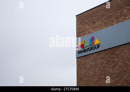 Bad Rodach, Allemagne. 12 décembre 2023. Le logo HABA Familygroup est visible sur un bâtiment de l'entreprise. Crédit : Daniel Vogl/dpa/Alamy Live News Banque D'Images