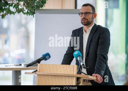 Bad Rodach, Allemagne. 12 décembre 2023. Mario Wilhelm, directeur général de HABA, lors de la conférence de presse sur le réalignement prévu du fabricant de jouets et de meubles. Crédit : Daniel Vogl/dpa/Alamy Live News Banque D'Images