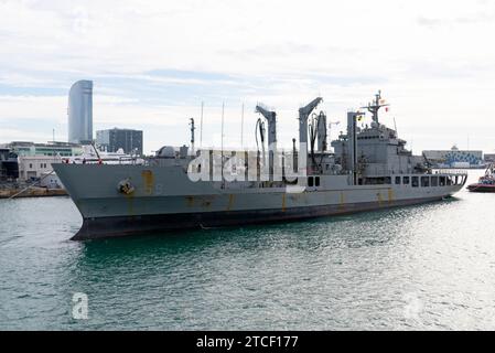 Arrivée au port de Barcelone du navire ravitailleur Hwacheon AOE-59 de la marine de la République de Corée. 16 décembre 2023. Banque D'Images