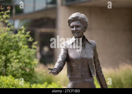 Grand Rapids, Michigan, 11 juin 2023 – Statue en bronze de l'ancienne première dame Betty Ford devant le Gerald R. Ford Presidenti Banque D'Images