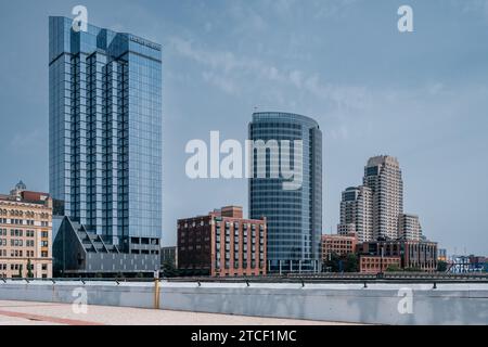 Grand Rapids, Michigan, 10 juin 2023 : Grand River et Pearl Street Bridge dans le centre-ville de Grand Rapids. Banque D'Images