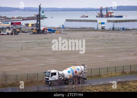 LNG-Pipeline Ruegen ist fast fertig Ein Fahrmischer bringt neuen Beton fuer den Bau des LNG-Terminals im Hafen Mukran Landkreis Vorpommern-Ruegen. Der Schwimmbagger Simson h. vertieft die Fahrrinne fuer die LNG-Tanker. Gegenwaertig baut das Pipeline-Verlegeschiff Castoro 10 die letzten Meter der LNG-Pipeline der etwa 50 km langen Ostsee-Anbindungsleitung OAL vom LNG-terminal in Mukran auf der Insel Ruegen zum Gasknotenpunkt Lubmin. Mukran Mecklenburg-Vorpommern Deutschland *** LNG Pipeline Ruegen est presque terminé Un camion malaxeur apporte du nouveau béton pour la construction du GNL Termin Banque D'Images