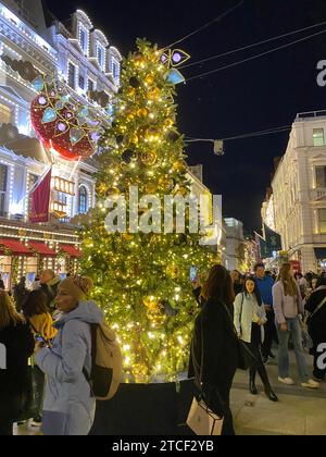 Le marché de Noël annuel de Leicester Square est revenu cette année du 8 novembre au 7 janvier pour la saison des fêtes de Noël 2023. L'une des principales attractions est le cirque alternatif australien et le spectacle de cabaret la clique. Le marché est éclairé par des lumières festives, des boissons et des options de restauration de partout le globe et le divertissement live organisé par Underbelly . L'entrée au marché est gratuite et situé dans le centre de Leicester Square. Banque D'Images