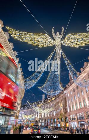 Londres, Royaume-Uni. 11 décembre 2023.. Une soirée animée dans le centre de Londres avec des milliers de personnes regardant les impressionnantes décorations de Noël de Regent Street. Crédit : Malcolm Park/Alamy Banque D'Images