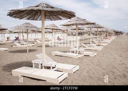 Parasols sur la Grande plage (Velika Plaza) à Ulcinj, Monténégro. Banque D'Images