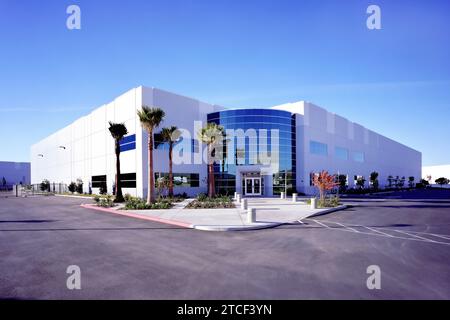 Un bâtiment de construction inclinable extérieur dans un parc d'affaires. Banque D'Images