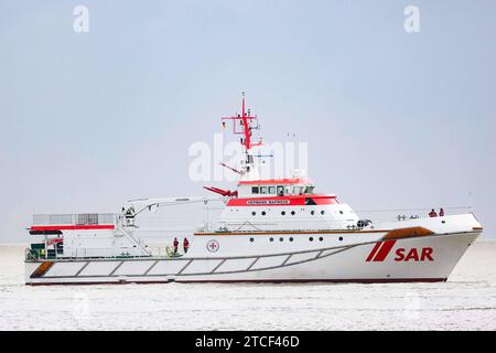 Cuxhaven, Deutschland 11. Avril 2023 : Seenotrettungskreuzer Hermann Marwede. DAS Schiff ist der größte Seenotrettungskreuzer in der Nordsee. Wattenmeer Niedersachsen *** Cuxhaven, Allemagne 11 avril 2023 croiseur de sauvetage Hermann Marwede le navire est le plus grand croiseur de sauvetage de la mer du Nord Mer des Wadden Basse-Saxe Copyright : xFotostandx/xFreitagx Banque D'Images