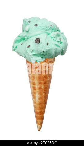 Crème glacée aux pépites de chocolat à la menthe dans le cône isolé sur fond blanc Banque D'Images