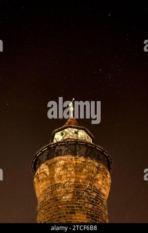 Die Spitze des Sinwellturms der Nürnberger Kaiserburg während einer kalten Winternacht mit Sternenhimmel. Die Beleuchtung des Turms ist zu diesem Zeitpunkt glücklicherweise abgeschaltet. *** Le sommet de la tour Sinwell de Nurembergs Château Impérial sur une nuit froide d'hiver avec un ciel étoilé Heureusement, l'éclairage des tours est éteint à ce moment 20230210-6V2A1570-bearbeitet Banque D'Images