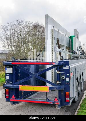 Transport de panneaux muraux préfabriqués en béton armé avec une semi-remorque spécialisée pour chargeuse basse Banque D'Images