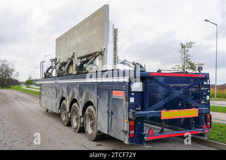 Transport de panneaux muraux préfabriqués en béton armé avec une semi-remorque spécialisée pour chargeuse basse Banque D'Images