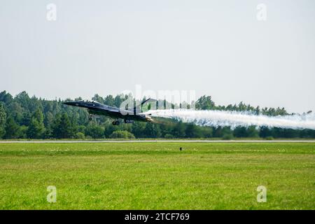 Liepaja, Lettonie- 06 août 2023 : avion de chasse General Dynamics F-16AM décollant de la piste Banque D'Images