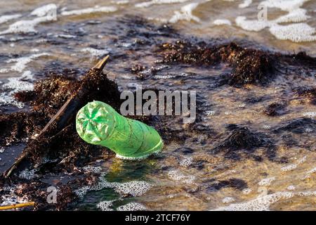 Concept de pollution de la nature, bouteille en plastique vert utilisé lavé de la mer Banque D'Images