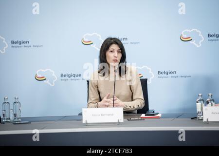 La secrétaire d'État au Budget Alexia Bertrand photographiée lors d'une conférence de presse après que la réunion restreinte du cabinet soit parvenue à un accord sur la distribution des journaux. BELGA PHOTO HATIM KAGHAT Banque D'Images