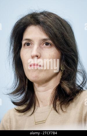 La secrétaire d'État au Budget Alexia Bertrand photographiée lors d'une conférence de presse après que la réunion restreinte du cabinet soit parvenue à un accord sur la distribution des journaux. BELGA PHOTO HATIM KAGHAT Banque D'Images