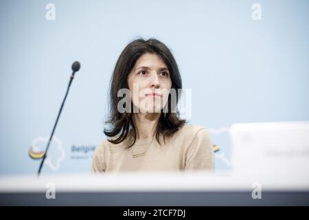 Bruxelles, Belgique. 12 décembre 2023. La secrétaire d'État au Budget Alexia Bertrand photographiée lors d'une conférence de presse après que la réunion restreinte du cabinet soit parvenue à un accord sur la distribution des journaux. BELGA PHOTO HATIM KAGHAT crédit : Belga News Agency/Alamy Live News Banque D'Images