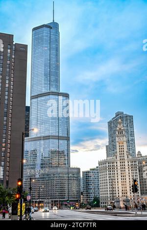 Chicago, Illinois, États-Unis - 9.16.2023 : vue vers l'ouest sur Kinzie Street vers Trump International Hotel. Banque D'Images