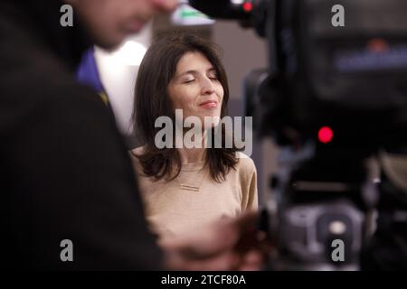 Bruxelles, Belgique. 12 décembre 2023. La secrétaire d'État au Budget Alexia Bertrand photographiée lors d'une conférence de presse après que la réunion restreinte du cabinet soit parvenue à un accord sur la distribution des journaux. BELGA PHOTO HATIM KAGHAT crédit : Belga News Agency/Alamy Live News Banque D'Images