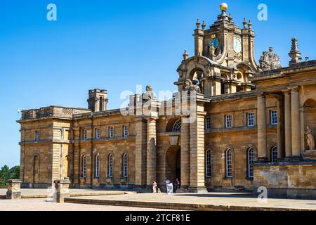 Tour de l'horloge au-dessus de l'arche menant de East Courtyard à la Grande Cour du Palais de Blenheim, à Woodstock, Oxfordshire, Angleterre, Royaume-Uni Banque D'Images