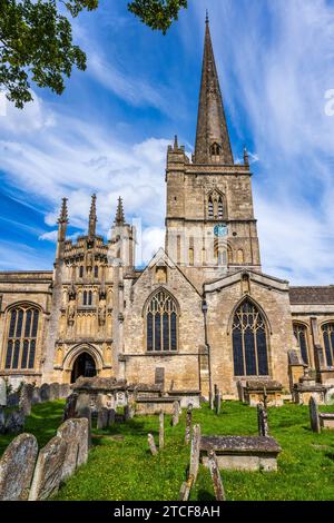 Vue extérieure de l'église Saint-Jean-Baptiste sur Church Street à Burford, Oxfordshire, Angleterre, Royaume-Uni Banque D'Images