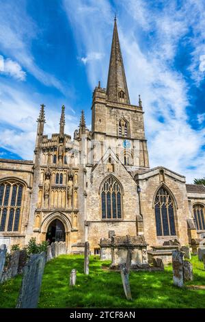 Vue extérieure de l'église Saint-Jean-Baptiste sur Church Street à Burford, Oxfordshire, Angleterre, Royaume-Uni Banque D'Images