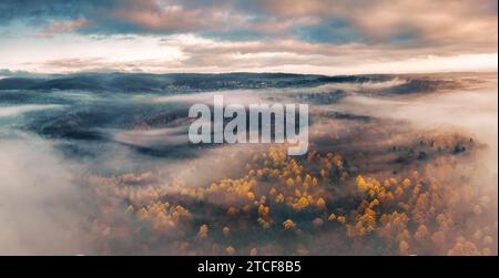 Panorama aérien avec brouillard atmosphérique créant une vue magique et picturale sur un paysage forestier en automne Banque D'Images