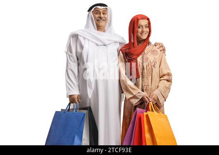 Homme arabe mature et une jeune femme musulmane tenant des sacs à provisions isolés sur fond blanc Banque D'Images