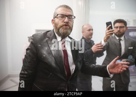 Varsovie, Pologne. 12 décembre 2023. Grzegorz Braun, membre du parti d'extrême droite de la Confédération, est vu après avoir utilisé un extincteur pour allumer des bougies sur une menorah allumée lors de la célébration de l'Hanoukah dans le bâtiment du Parlement à Varsovie, en Pologne, le 12 décembre 2023. (Image de crédit : © Beata Zawrzel/ZUMA Press Wire) USAGE ÉDITORIAL SEULEMENT! Non destiné à UN USAGE commercial ! Banque D'Images