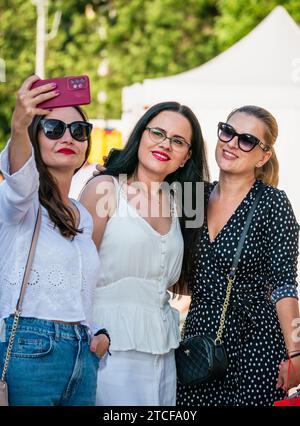 Bucarest, Roumanie - juin 17 2023 : trois femmes heureuses d'âge moyen prenant un selfie dans le centre de Bucarest. Banque D'Images