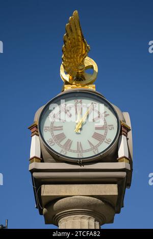 Fünf nach Zwölf, Bahnhofsuhr vor dem Hauptbahnhof Centralen, Stockholm, Schweden *** cinq heures et demie, horloge de la gare en face de la gare centrale Centralen, Stockholm, Suède Banque D'Images