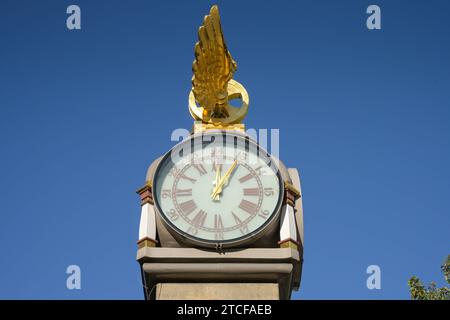 Fünf nach Zwölf, Bahnhofsuhr vor dem Hauptbahnhof Centralen, Stockholm, Schweden *** cinq heures et demie, horloge de la gare en face de la gare centrale Centralen, Stockholm, Suède Banque D'Images