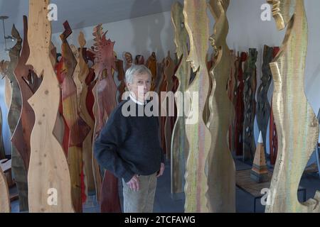 Giovanni Borgarello artiste et sculptures en bois. Giovanni Borgarello né à Cambiano - Turin Italie en 1950, il est diplômé du Liceo Artistico et de l'Accademia Albertina di Belle Arti à Turin. Il vit dans son atelier de musée via de Gasperi, 37 - 10020 Cambiano (to) parmi les majestueux monuments et marbres de Carrare et le parfum des bois exotiques transformés en objets artistiques uniques et originaux. Il était l'élève de Sandro Cherchi. Banque D'Images