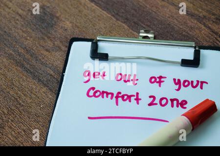 Concept de sortir de votre zone de confort écrire sur la paperasse isolé sur fond blanc. Banque D'Images