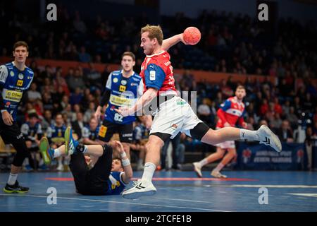 Hambourg, Allemagne. 12 décembre 2023. Handball : DHB Cup, HSV Hamburg - ThSV Eisenach, manche à élimination directe, manche de 16, Sporthalle Hamburg. Niklas Weller de Hambourg lance le ballon au but de l'adversaire. Crédit : Gregor Fischer/dpa/Alamy Live News Banque D'Images