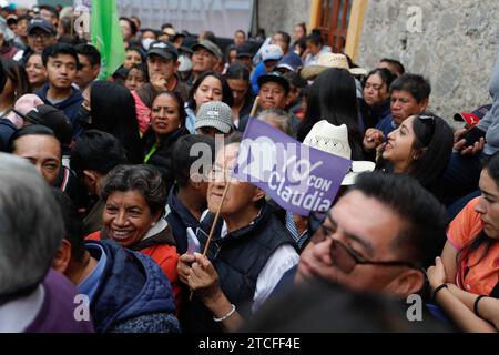 Tlaxcala, Mexique. 10 décembre 2023. Les citoyens assistent au rassemblement politique de Claudia Sheinbaum, pré-candidate présidentielle pour le cours du parti Morena aux élections mexicaines pour la soutenir à la Huamantla Plaza de Toros .le 10 décembre 2023 à Mexico, Mexique (image de crédit : © Essene Hernandez/eyepix via ZUMA Press Wire) USAGE ÉDITORIAL SEULEMENT! Non destiné à UN USAGE commercial ! Banque D'Images