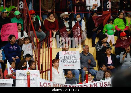 Tlaxcala, Mexique. 10 décembre 2023. Les citoyens assistent au rassemblement politique de Claudia Sheinbaum, pré-candidate présidentielle pour le cours du parti Morena aux élections mexicaines pour la soutenir à la Huamantla Plaza de Toros .le 10 décembre 2023 à Mexico, Mexique (image de crédit : © Essene Hernandez/eyepix via ZUMA Press Wire) USAGE ÉDITORIAL SEULEMENT! Non destiné à UN USAGE commercial ! Banque D'Images