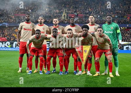 Joueurs de Lens avec Kevin Danso (4) de RC Lens, Facundo Medina (14) de RC Lens, Jonathan Gradit (24) de RC Lens, Salis Abdul Samed (6) de RC Lens, Florian Sotoca (7) de RC Lens, gardien Brice Samba (30) de RC Lens, David Pereira Da Costa (10) de RC Lens, Nampalys Mendy (26) de RC Lens, Przemyslaw Frankowski (29) de RC Lens, Elye Wahi (9 ans) du RC Lens et Ruben Aguilar (2 ans) du RC Lens posent pour une photo d'équipe lors du match de l'UEFA Champions League 6 dans le groupe B lors de la saison 2023-2024 entre le Racing Club de Lens et le FC Sevilla le 12 décembre 2023 à Lens, France. (Photo de David Catry / Banque D'Images