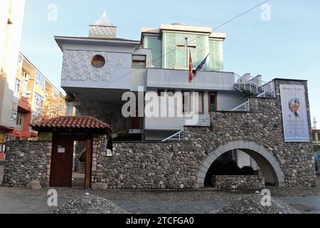 La Maison commémorative mère Teresa est dédiée à la sainte catholique et lauréate du prix Nobel de la paix mère Teresa. Il est situé dans sa ville natale Skopje, en Macédoine du Nord, où elle a vécu de 1910 à 1928. La maison commémorative a été construite sur la rue populaire de Macédoine dans la municipalité de Centar, à l'emplacement même de l'église catholique romaine autrefois Sacré-cœur de Jésus, où mère Teresa a été baptisée. Il se trouve juste à l'est du palais de Ristiḱ et de la place de Macédoine. Banque D'Images