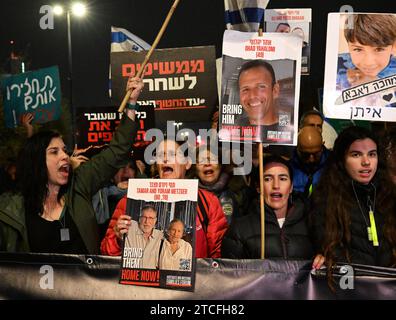 Jérusalem, Israël. 12 décembre 2023. Des familles d'otages israéliens portent des torches et des photos de proches détenus par le Hamas à Gaza, lors d'une marche vers la Knesset, le Parlement, dans photo de Debbie Hill / Credit : UPI / Alamy Live News Banque D'Images
