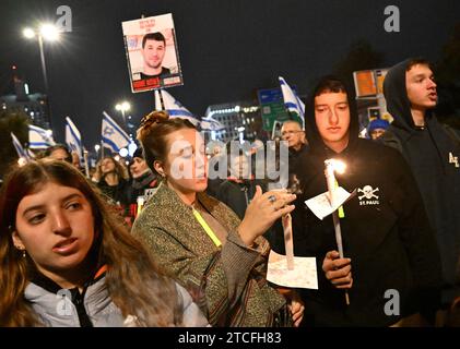 Jérusalem, Israël. 12 décembre 2023. Des familles d'otages israéliens portent des torches et des photos de proches détenus par le Hamas à Gaza, lors d'une marche vers la Knesset, le Parlement, dans photo de Debbie Hill / Credit : UPI / Alamy Live News Banque D'Images
