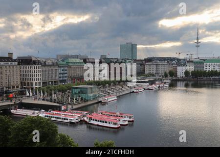 01.07.2023, Hamburg, Hansestadt Hamburg, GER - Blick vom Ballindamm auf die Binnenalster und den Jungfernstieg. Anleger, Ausblick, Ausflugsdampfer, Ausflugsschiffe, Ausflugsziel, aussen, Aussenaufnahme, Aussicht, Ballindamm, Binnenalster, City, deutsch, Deutsch, Deutsch, Europa, europaeisch, Gebaeude, Haeuser, Hafen, Hafenanleger, Hambourg, Hansestadt Hamburg, Horizont, Innenstadt, Jahreszeit, Jungfernstieg, Landschaft, QF, Querformat, Regenwetter, Regenwolken, Regnerisch, Reise, Schiffe, Schlechtwetter, Sommer, Stadt, Stadtansicht, Stadtbild, Stadtlandschaft, Westeropa, Wirtschaft 230701D2847HAMBU Banque D'Images